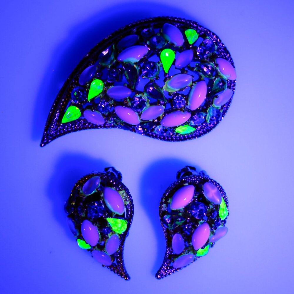 Vintage Arthur Pepper ART UV Glow Paisley Brooch and Clip-On Earrings Set 1960s - Picture 2 of 9